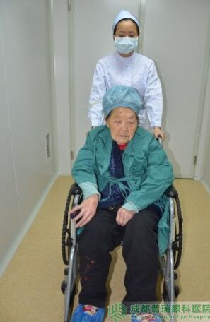 艾碧君院長親自主刀110歲老人白內(nèi)障手術(shù)