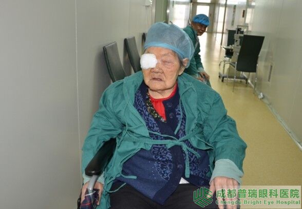 艾碧君院長親自主刀110歲老人白內(nèi)障手術(shù)